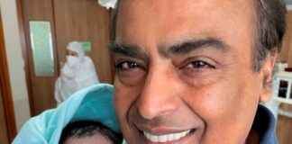 जूनियर अंबानी के आते ही पूरा परिवार खुशियों से भर गया था इस दौरान मुकेश अंबानी की फोटो भी सामने आई थी जिसमें जूनियर अंबानी को गोद में लिए हुए थे। आपको बता दें कि मुकेश अंबानी के बेटे का जन्म हुआ था तो उस समय वह प्लेन में थी यानी उन्हें अपने बेटे की जन्म की खबर आसमान में मिली थी। इसलिए उन्होंने अपने बड़े बेटे का नाम आकाश रखा जाए का जन्म हुआ तो वह पृथ्वी थे इसलिए उन्होंने पृथ्वी रखा है हालांकि अंबानी परिवार की तरफ से इस बात की कोई पुष्टि नहीं की गई है। आपको बता दें कि आकाश अंबानी भारतीय बिजनेस इंडस्ट्री के जाने-माने उद्योगपति मुकेश अंबानी और नीता अंबानी के बड़े बेटे हैं उन्होंने वर्ष 2018 में श्लोका मेहता जोकि हीरा व्यापारी रसैल मेहता की पुत्री हैं उससे शादी की थी। आकाश अंबानी और श्लोका मेहता दोनों बचपन से एक ही स्कूल में पढ़े और बड़े हुए थे इन दोनों की शादी में कई नामचीन बॉलीवुड सितारे भी आए थे। इन दोनों की स्कूली शिक्षा धीरूभाई अंबानी कॉलेज में ही हुई। आकाश अंबानी और श्लोका अंबानी ने अपनी शादी का प्री वेडिंग सेलिब्रेशन स्विजरलैंड में रखा था जो 3 दिन तक चला था।