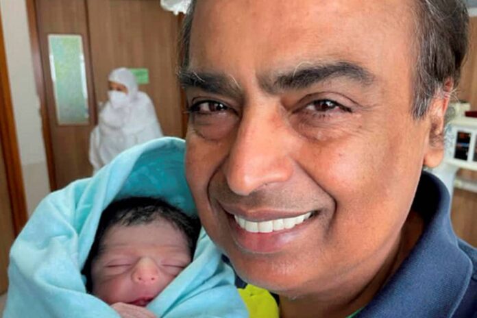 जूनियर अंबानी के आते ही पूरा परिवार खुशियों से भर गया था इस दौरान मुकेश अंबानी की फोटो भी सामने आई थी जिसमें जूनियर अंबानी को गोद में लिए हुए थे। आपको बता दें कि मुकेश अंबानी के बेटे का जन्म हुआ था तो उस समय वह प्लेन में थी यानी उन्हें अपने बेटे की जन्म की खबर आसमान में मिली थी। इसलिए उन्होंने अपने बड़े बेटे का नाम आकाश रखा जाए का जन्म हुआ तो वह पृथ्वी थे इसलिए उन्होंने पृथ्वी रखा है हालांकि अंबानी परिवार की तरफ से इस बात की कोई पुष्टि नहीं की गई है। आपको बता दें कि आकाश अंबानी भारतीय बिजनेस इंडस्ट्री के जाने-माने उद्योगपति मुकेश अंबानी और नीता अंबानी के बड़े बेटे हैं उन्होंने वर्ष 2018 में श्लोका मेहता जोकि हीरा व्यापारी रसैल मेहता की पुत्री हैं उससे शादी की थी। आकाश अंबानी और श्लोका मेहता दोनों बचपन से एक ही स्कूल में पढ़े और बड़े हुए थे इन दोनों की शादी में कई नामचीन बॉलीवुड सितारे भी आए थे। इन दोनों की स्कूली शिक्षा धीरूभाई अंबानी कॉलेज में ही हुई। आकाश अंबानी और श्लोका अंबानी ने अपनी शादी का प्री वेडिंग सेलिब्रेशन स्विजरलैंड में रखा था जो 3 दिन तक चला था।